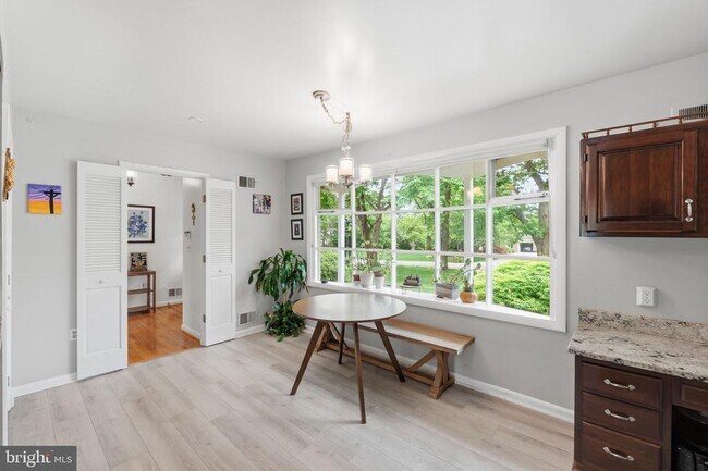 Building Photo - 9809 Sunset Dr