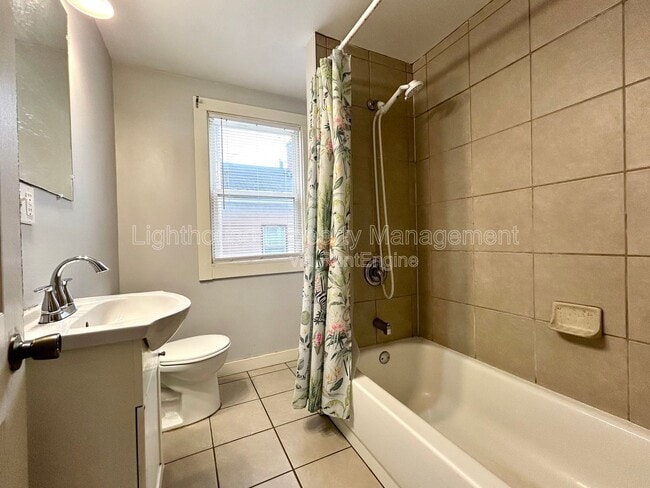 Building Photo - 39 Iona Ave