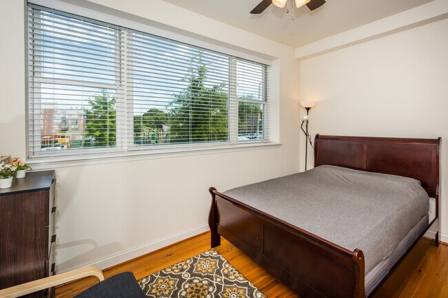 Building Photo - 600 S Linwood Ave