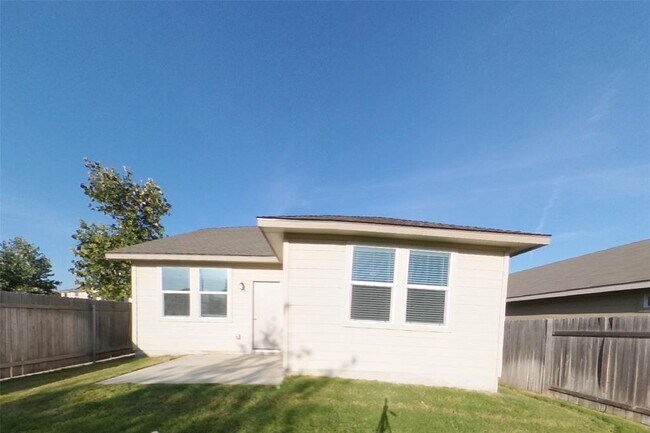Building Photo - 5221 Saddle Clb Dr
