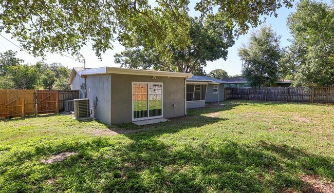 Building Photo - 1500 Laurel Cir