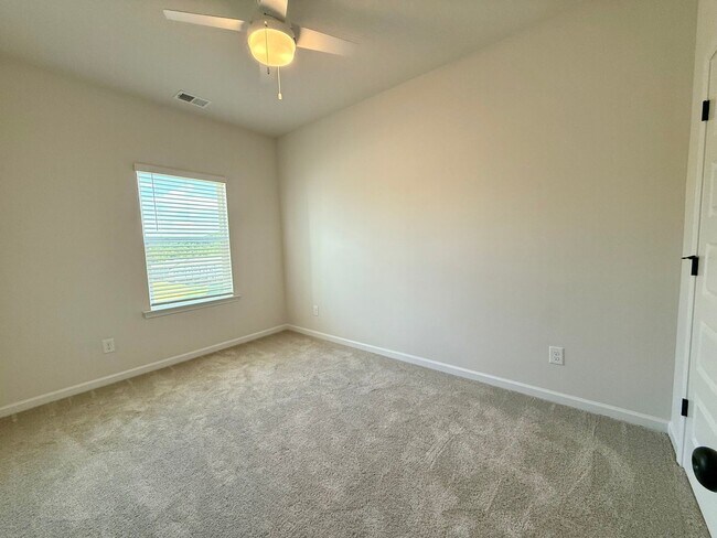 Building Photo - New Corner Unit Townhome in Cartersville