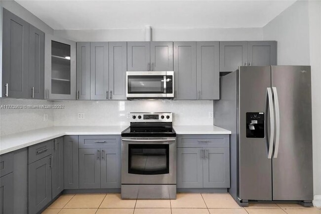 Building Photo - 3 bedroom in Miami FL 33147
