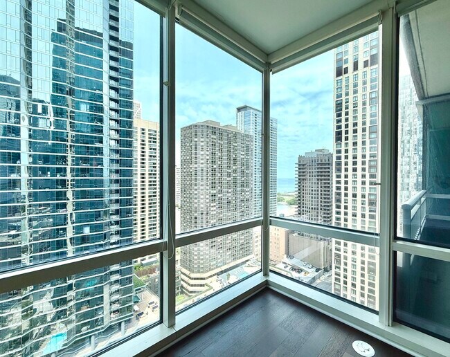 Building Photo - 505 N McClurg Ct
