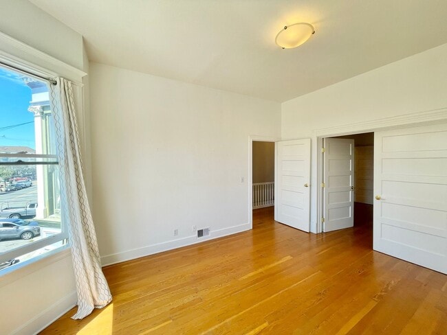 Building Photo - 3BR/2BA Renovated Victorian Full Floor Fla...