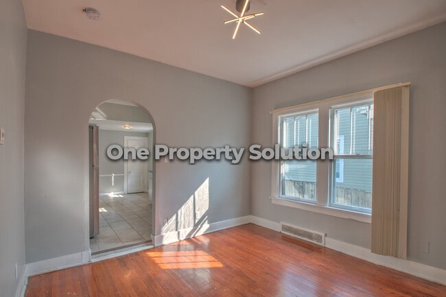 Building Photo - 407 Kenwood St
