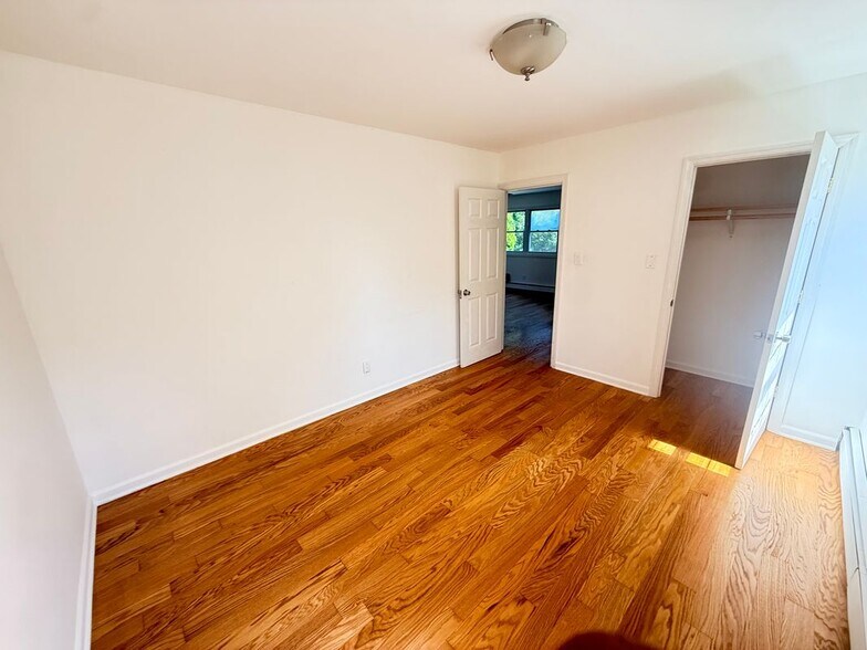 Building Photo - 10 Park Cir