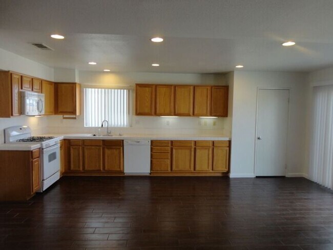 Building Photo - Beautiful 3 + 2 Single Story Home Palmdale
