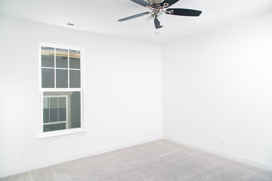 Building Photo - 14275 Larson Dr