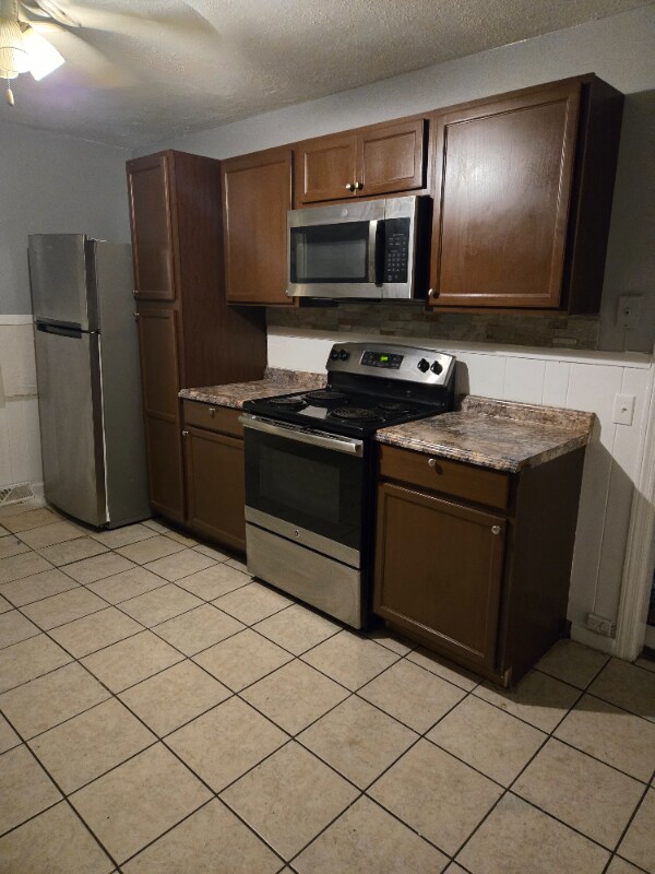 Building Photo - 3602 Rose Dr