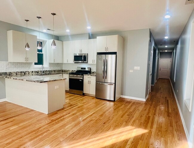 Building Photo - 1750 W Cermak Rd