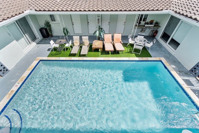 Building Photo - 560 SE 23rd Ave