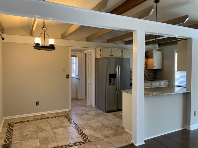 Building Photo - Wonderfully Maintained Ranch in North Oaks!