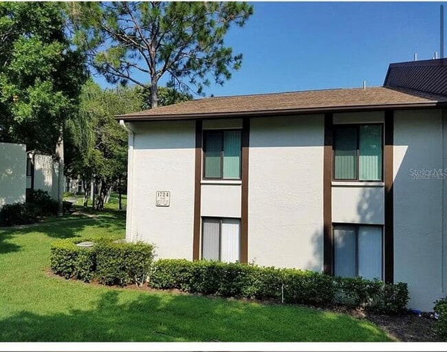 Primary Photo - 1724 Pine Ridge Way W