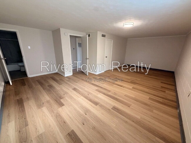Building Photo - 1327 Busby Ave