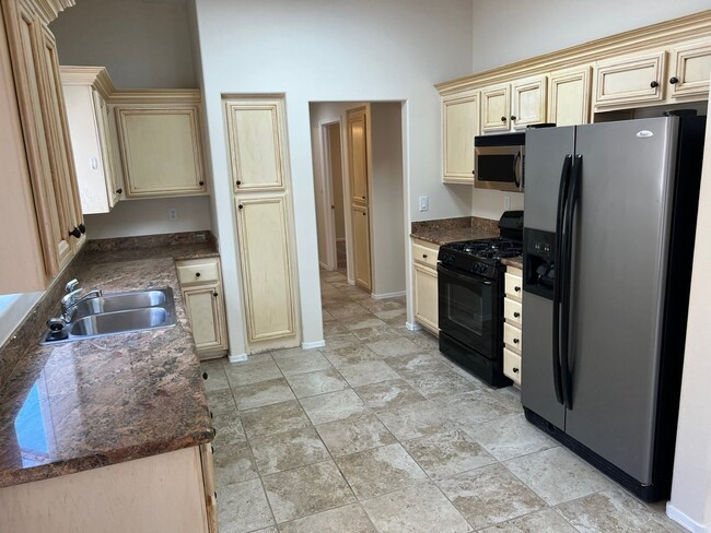 Building Photo - Move in Quick! 2 Bedroom Townhome in Sun C...