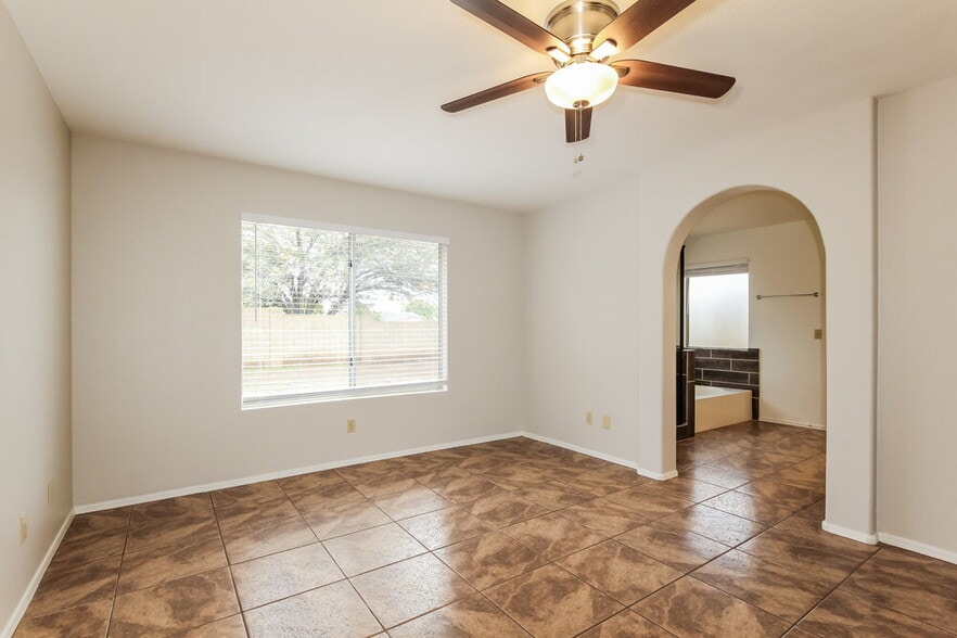 Building Photo - 7827 W Shangri La Rd