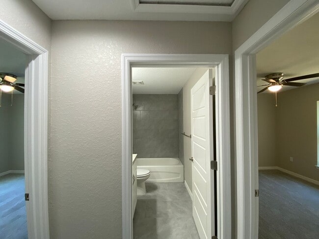 Building Photo - Custom Home - Desirable SE Ocala Neighborhood 3/2/2 **Won't Last**
