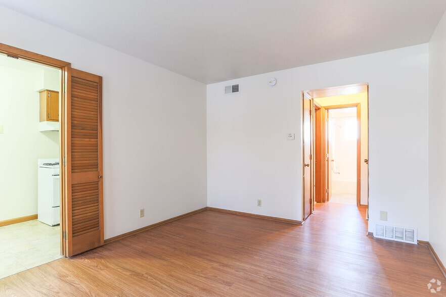 1BR, 2BA - 520SF - 5006-08 California St