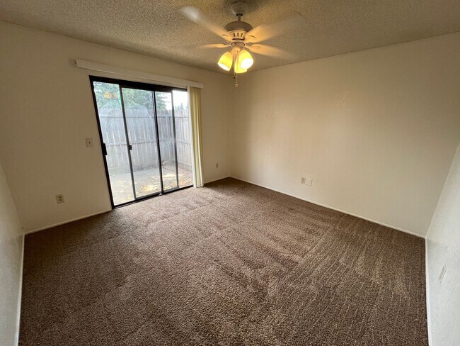 Building Photo - 2318