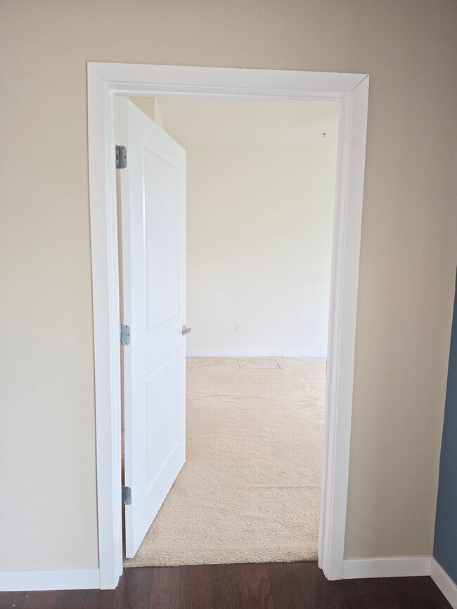 Building Photo - Beautiful 2nd floor (with elevator services) condominium: 2-bed, 2-bath, beautiful kitchen, bonus...