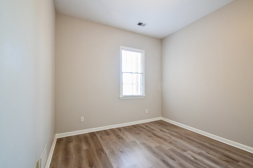 Building Photo - 2906 N Hartland
