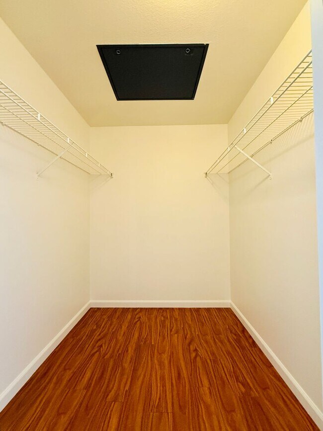 Building Photo - 2nd Floor Unit in Gated Community!