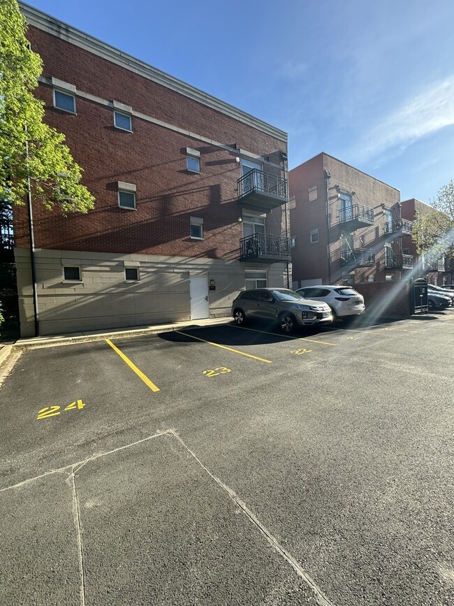 Building Photo - 802 W University Ln