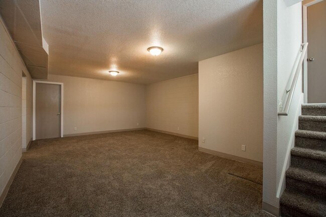 Building Photo - Students Welcome! Great Location!