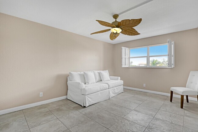Building Photo - 1160 Hillsboro Mile