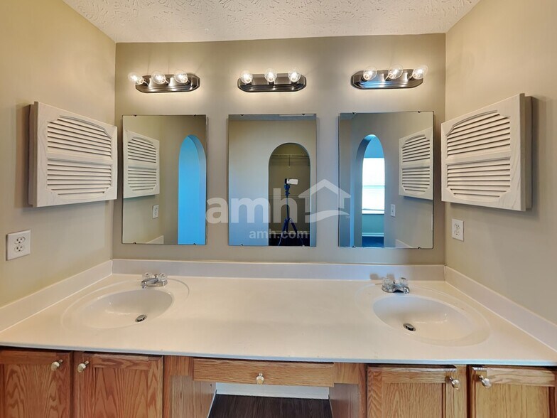 Building Photo - 275 Monarch Dr