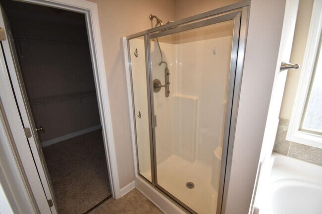 Building Photo - 4 Bedrooms and 2.5 Baths- PET CONSIDERED!