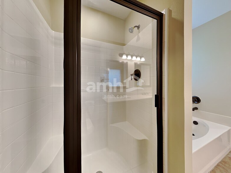 Building Photo - 2301 Arrowhead Dr