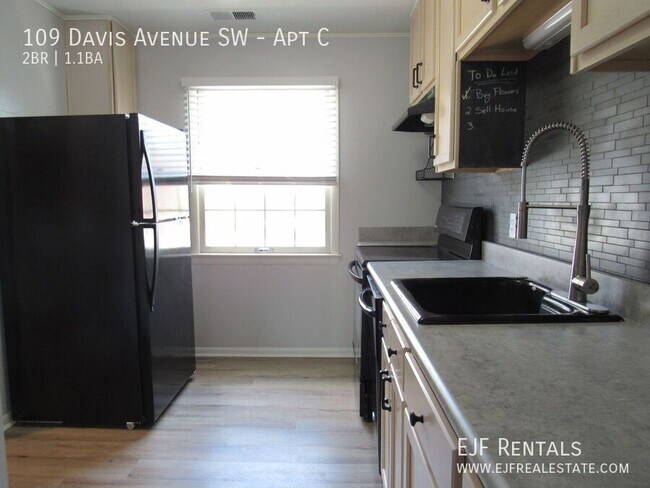 Building Photo - 109 Davis Ave SW