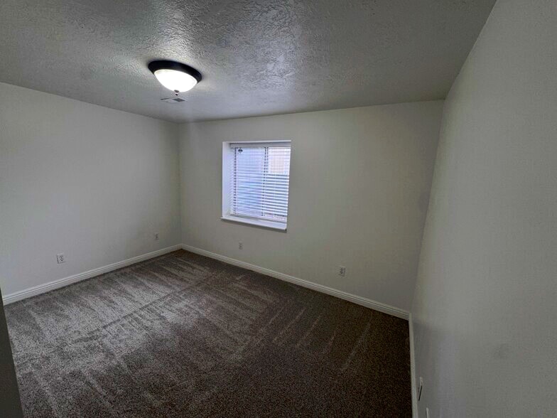 Building Photo - 8004 S Old Barn Dr