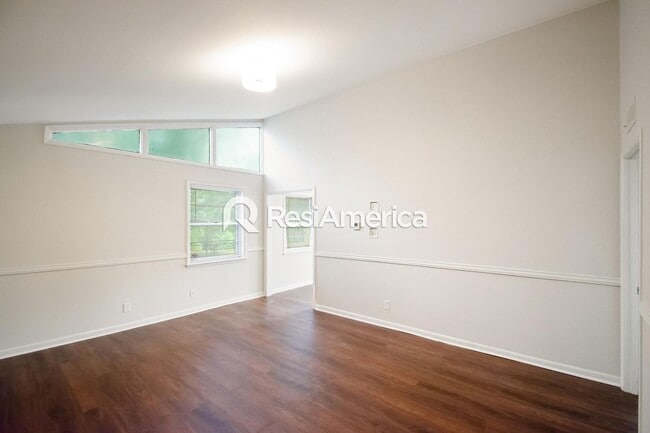 Building Photo - Fully Renovated 3/2 in 38128