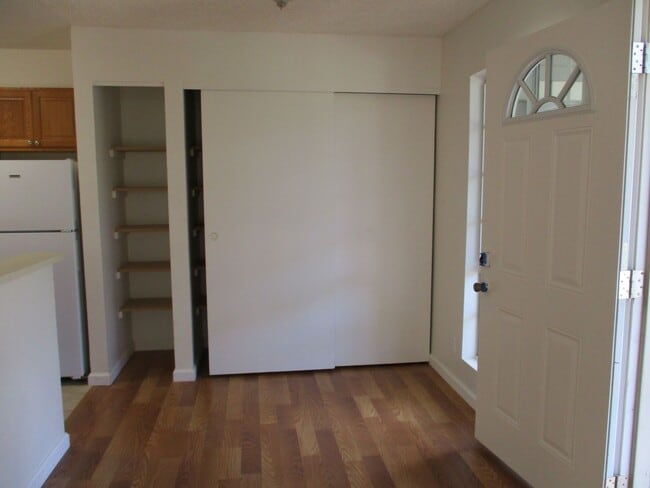 Building Photo - 2bd 1ba ground floor unit with 1 parking space