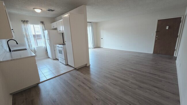 Building Photo - 526 S St Andrews Pl