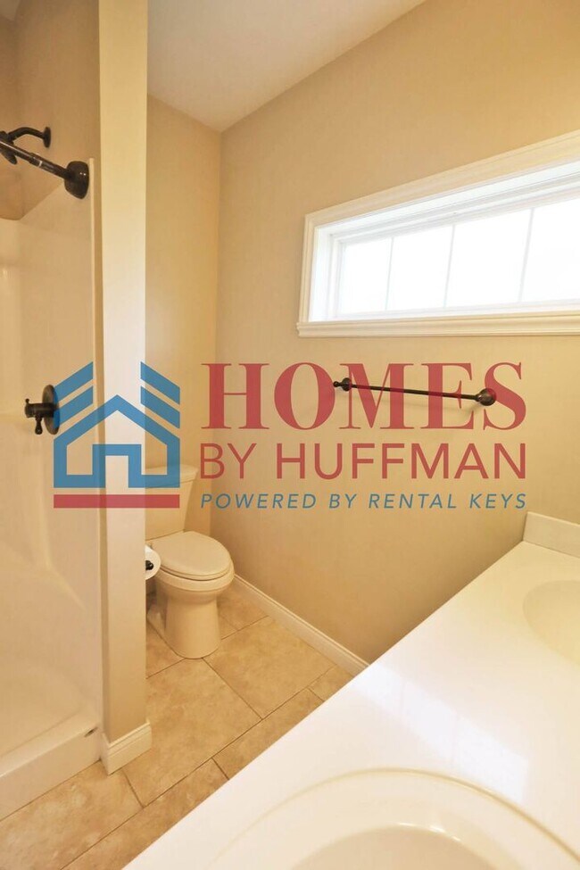 Building Photo - Three Bedroom | Two Bathroom | Newburgh