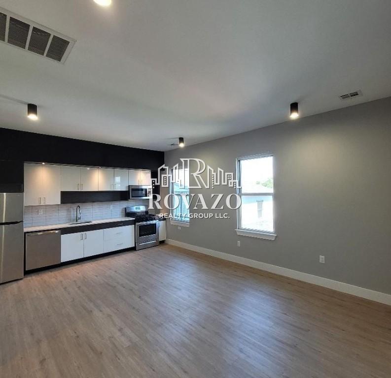 Building Photo - 502 William St