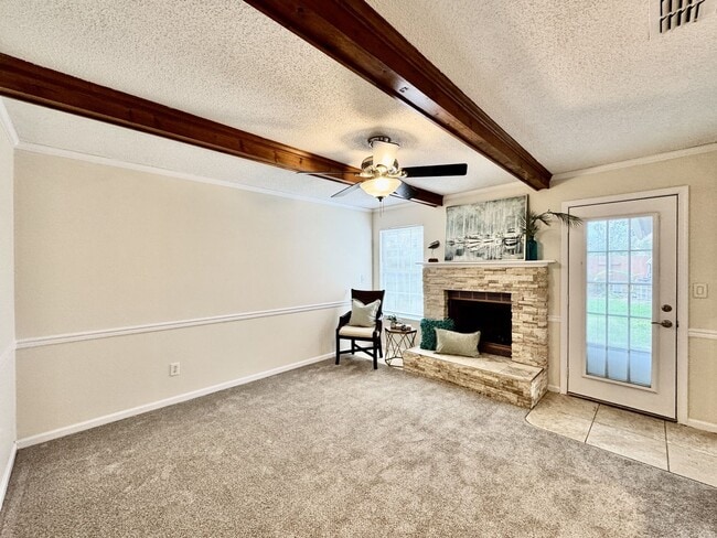 Building Photo - 4-Bedroom Home in Rock Creek Available NOW...