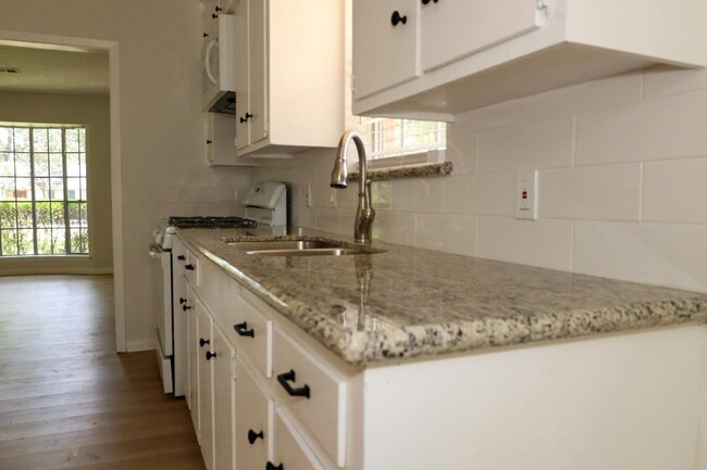 Building Photo - 109 Halo Dr