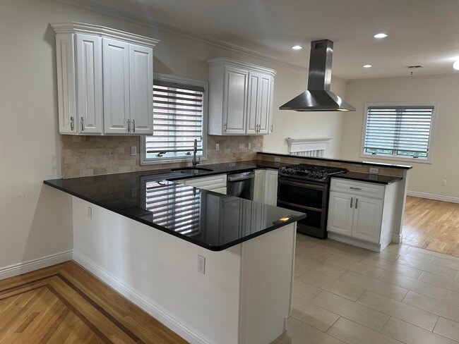 Building Photo - 436 Lawton Ave