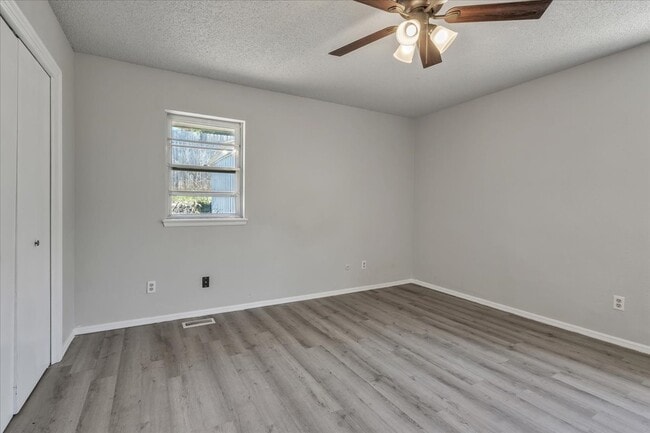 Building Photo - 3600 Sunvalley Dr