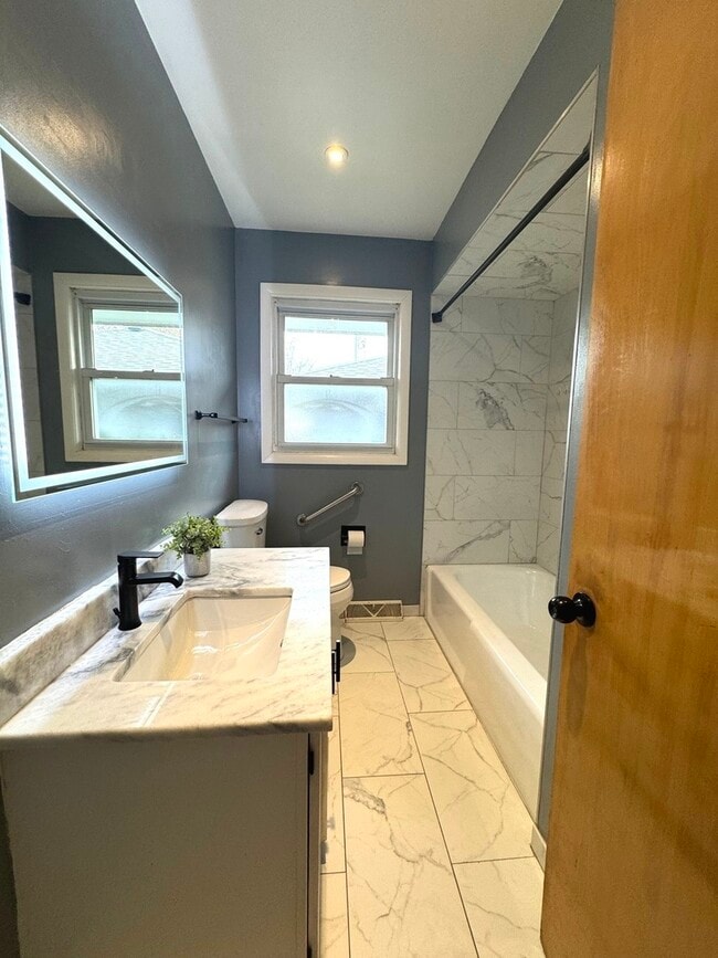 Building Photo - 3133 21st Pl