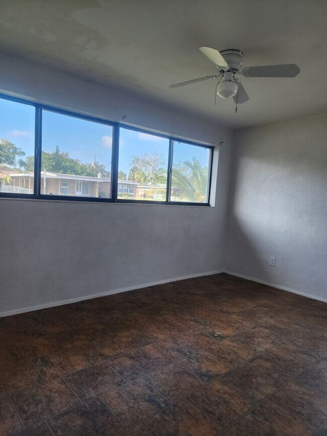 Building Photo - 2 Bedroom 1 Bath Single Family Home, Fence...