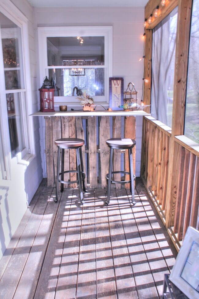 Building Photo - Beautiful home with Fenced Yard & Screened Porch!