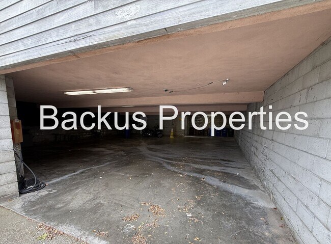 Building Photo - 529 Laine St