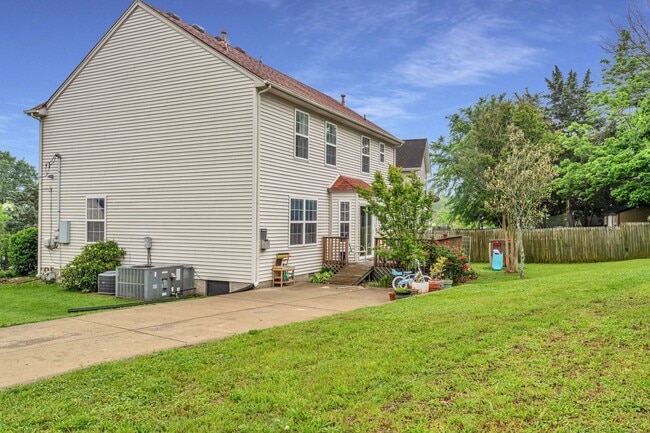 Building Photo - Three bed two bath home with 2 car garage. Less than 7 miles from airport & close to Percy Priest...