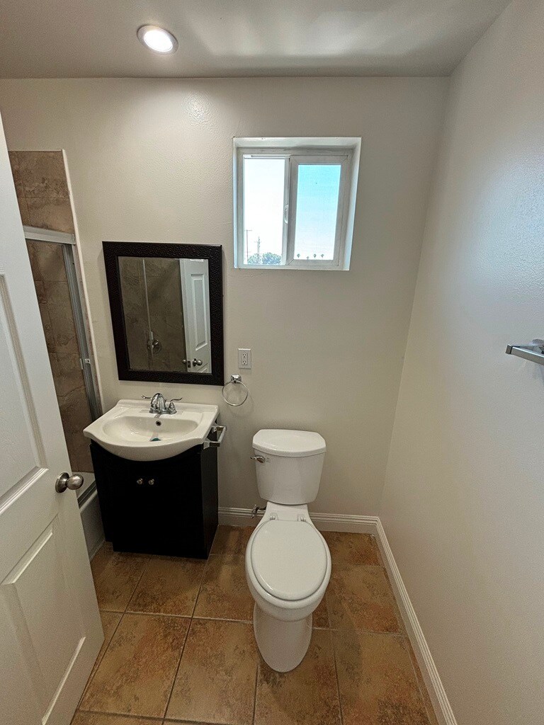 Building Photo - 739 E 79th St